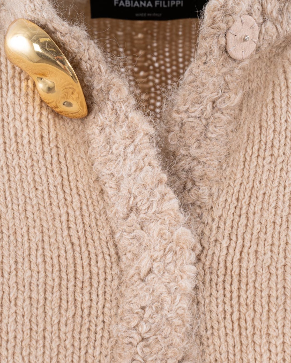 shop FABIANA FILIPPI  Giacca: Fabiana Filippi cardigan in cammello.
Realizzato in esclusivo filato catenella in puro cammello.
Girocollo.
Prodotto con processi sostenibili.
Composizione: 80% cammello – 13% alpaca – 5% lana – 2% poliammide.
Made in Italy.. MAD215F126 L501-1236 number 8647345